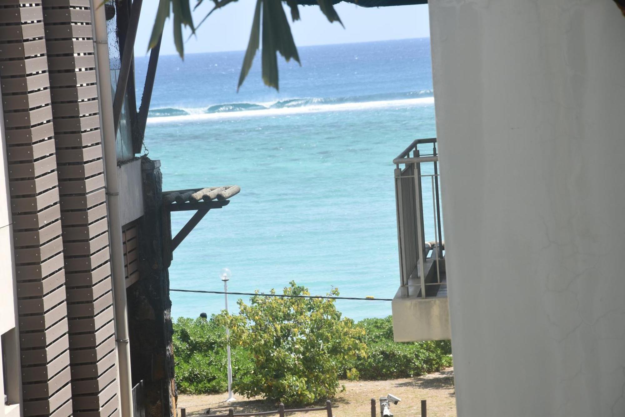 Blue Waves Beachfront Penthouse Flic-en-Flacq Exteriör bild