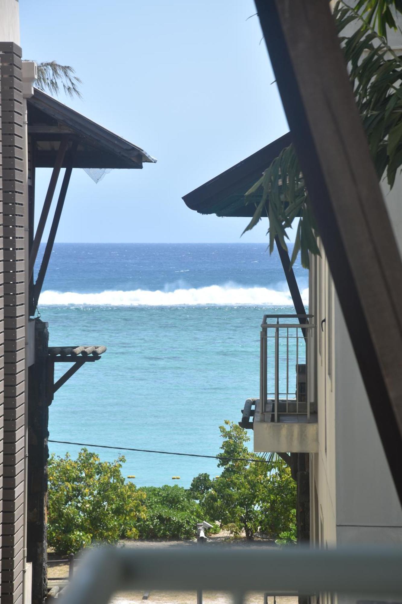 Blue Waves Beachfront Penthouse Flic-en-Flacq Exteriör bild